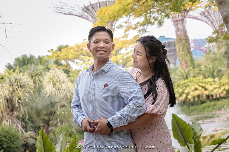 couple photography at water lily pond, gardens by the bay