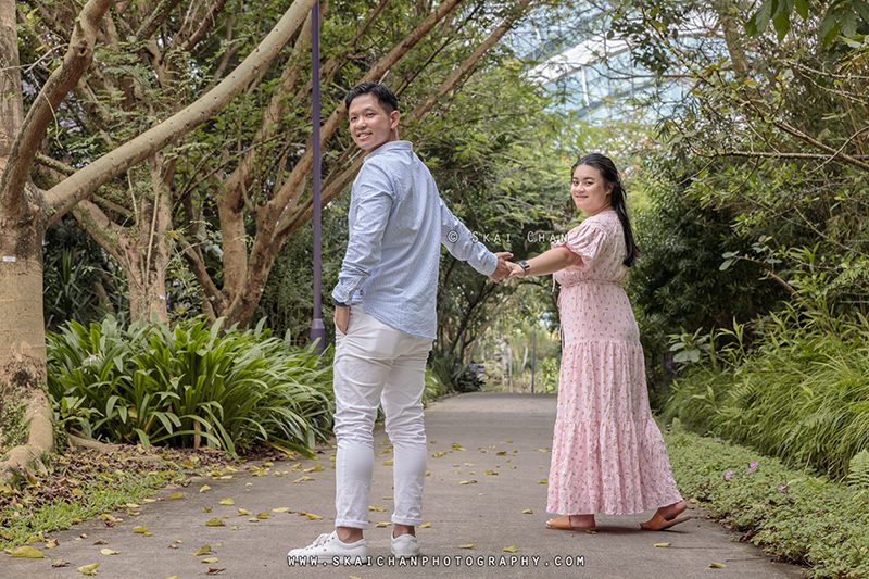 Outdoor casual couple photoshoot session with Andrew & Vicky at World of Plants & Water Lily Pond (Gardens By The Bay)