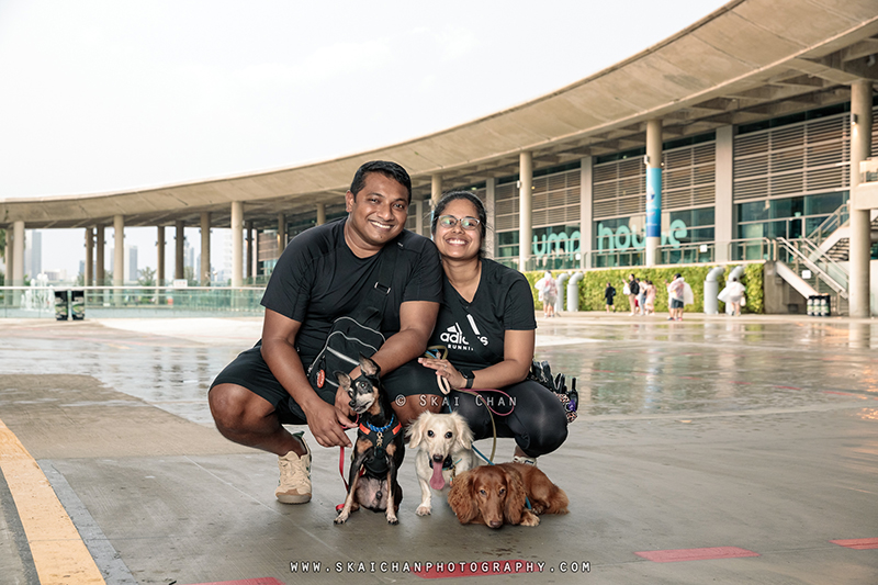 Outdoor dogs with owners photoshoot for Prakash & Darsheni at Marina Barrage