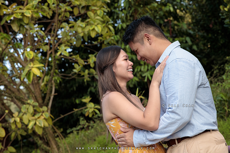 Outdoor couple photoshoot session with Jason & Natalie at Dragonfly Lake & Silver Garden (Gardens By The Bay)