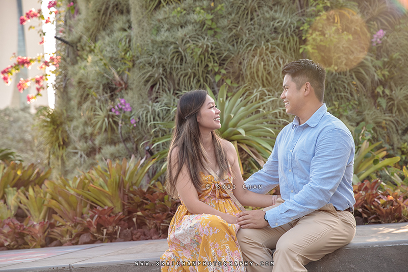 Outdoor couple photoshoot session with Jason & Natalie at Dragonfly Lake & Silver Garden (Gardens By The Bay)