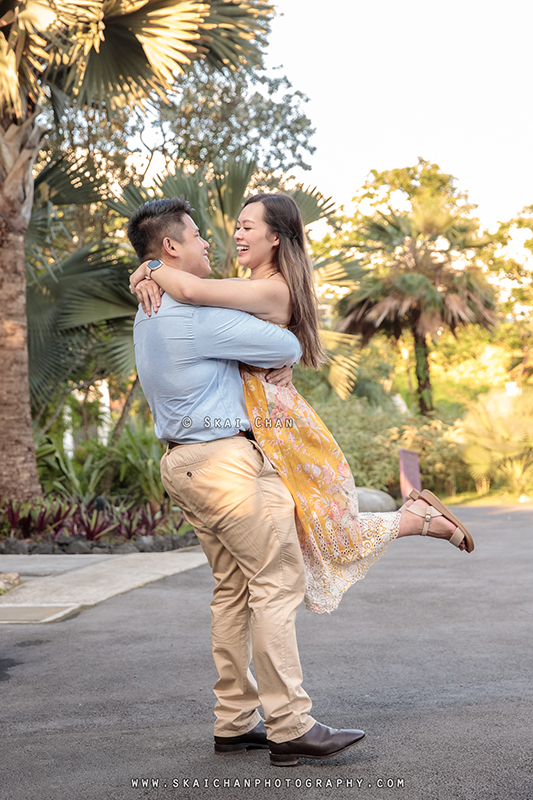 Outdoor couple photoshoot session with Jason & Natalie at Dragonfly Lake & Silver Garden (Gardens By The Bay)