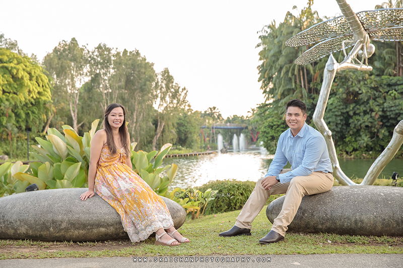 Outdoor couple photoshoot session with Jason & Natalie at Dragonfly Lake & Silver Garden (Gardens By The Bay)