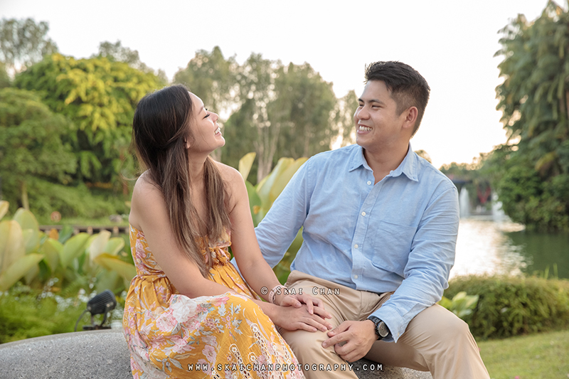 Outdoor couple photoshoot session with Jason & Natalie at Dragonfly Lake & Silver Garden (Gardens By The Bay)