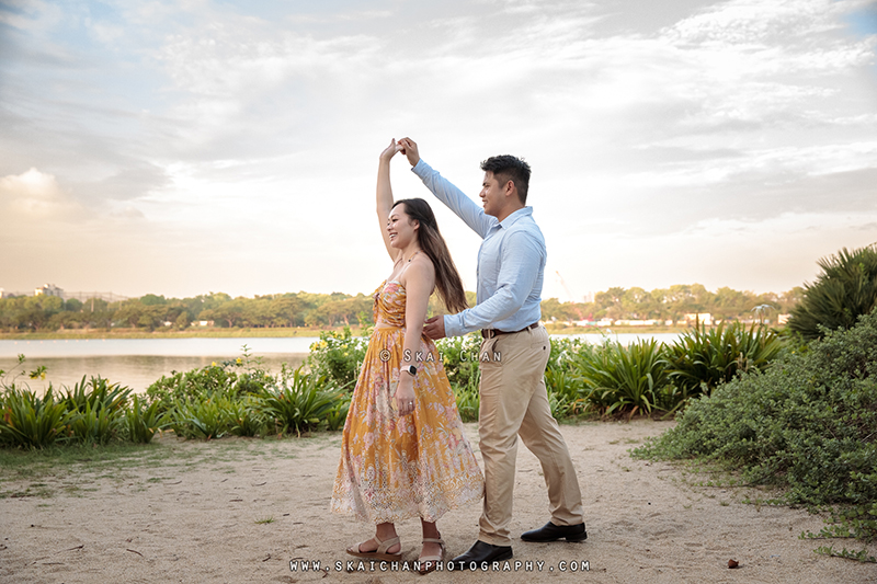 Outdoor couple photoshoot session with Jason & Natalie at Dragonfly Lake & Silver Garden (Gardens By The Bay)