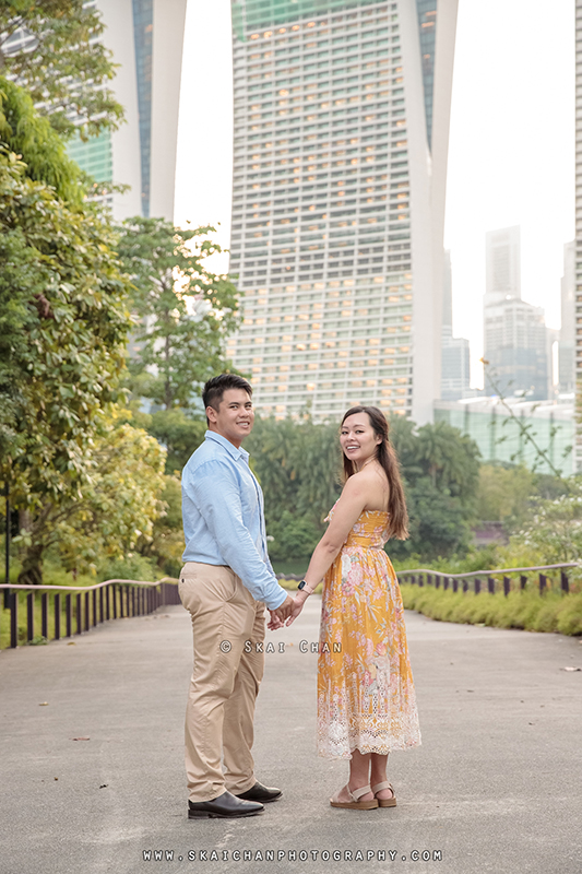 Outdoor couple photoshoot session with Jason & Natalie at Dragonfly Lake & Silver Garden (Gardens By The Bay)