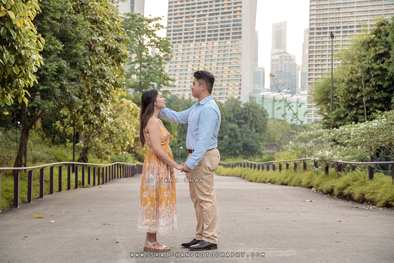 Outdoor couple photoshoot session with Jason & Natalie at Dragonfly Lake & Silver Garden (Gardens By The Bay)