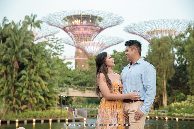 Outdoor couple photoshoot session with Jason & Natalie at Dragonfly Lake & Silver Garden (Gardens By The Bay)
