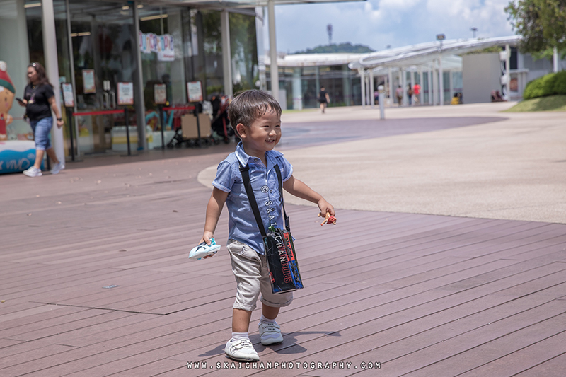 Children photoshoot session with Nicholas, Jonathan & Iverina at Vivocity Rooftop