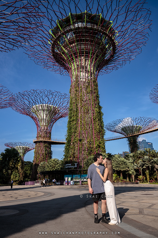 Outdoor couple photoshoot session with Andre & Yen at Chinese Garden & Supertree Groves (Gardens By The Bay)