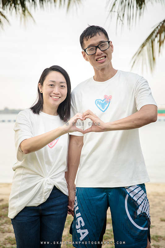 Beach couple photoshoot session with Raymond & Serena at Pasir Ris Park