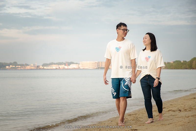 Beach couple photoshoot session with Raymond & Serena at Pasir Ris Park