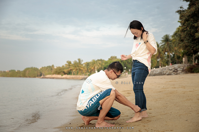 Beach couple photoshoot session with Raymond & Serena at Pasir Ris Park