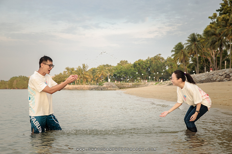 Beach couple photoshoot session with Raymond & Serena at Pasir Ris Park