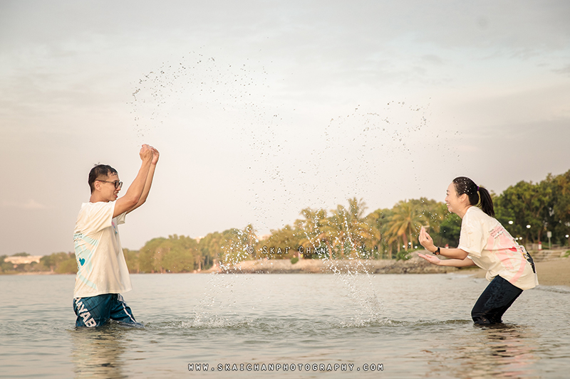 Beach couple photoshoot session with Raymond & Serena at Pasir Ris Park