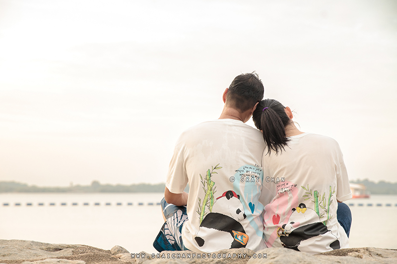 Beach couple photoshoot session with Raymond & Serena at Pasir Ris Park