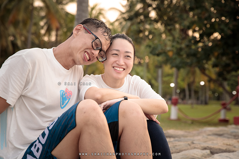 Beach couple photoshoot session with Raymond & Serena at Pasir Ris Park