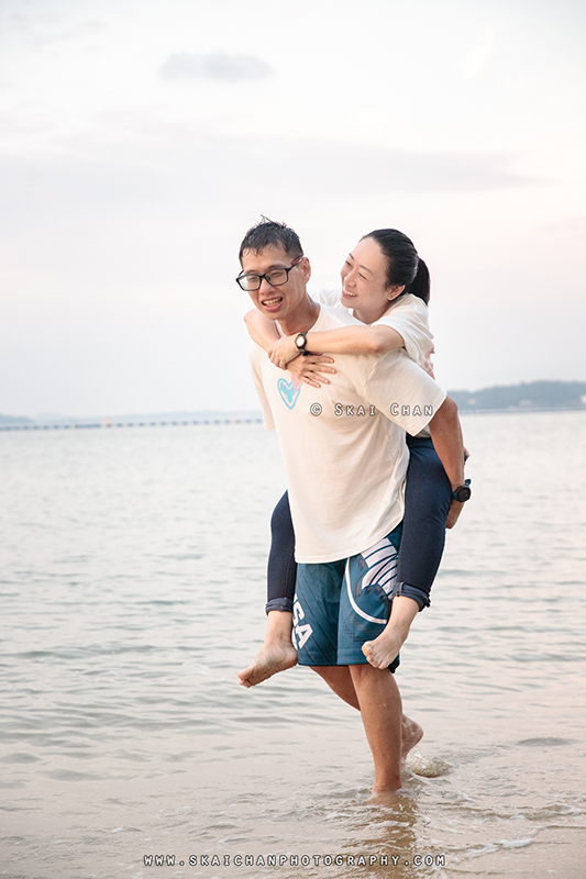 Beach couple photoshoot session with Raymond & Serena at Pasir Ris Park