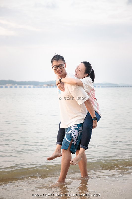Beach couple photoshoot session with Raymond & Serena at Pasir Ris Park