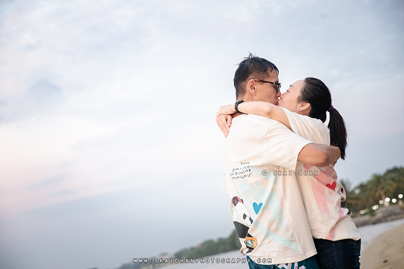 Beach couple photoshoot session with Raymond & Serena at Pasir Ris Park