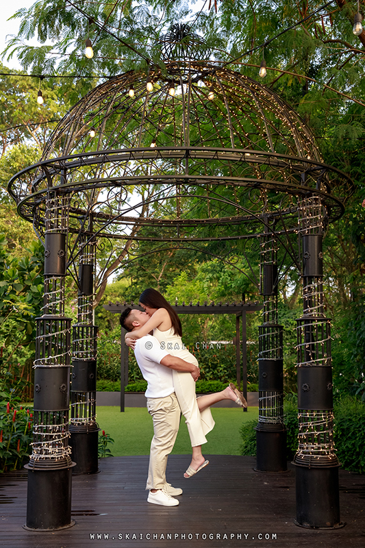 Outdoor couple photoshoot session with Andy & Kristine at The SummerHouse