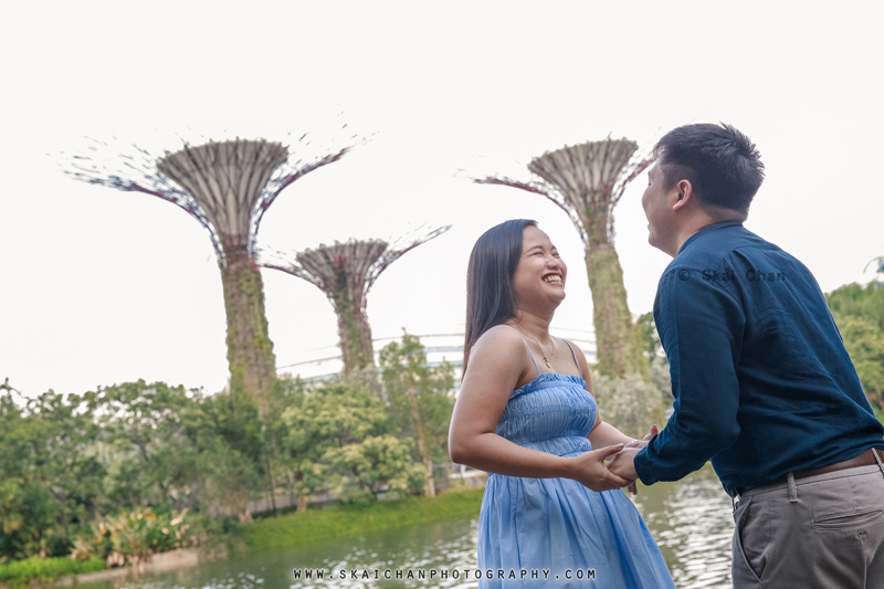 Outdoor casual couple photoshoot session with Bryan & Abby at Gardens by the Bay