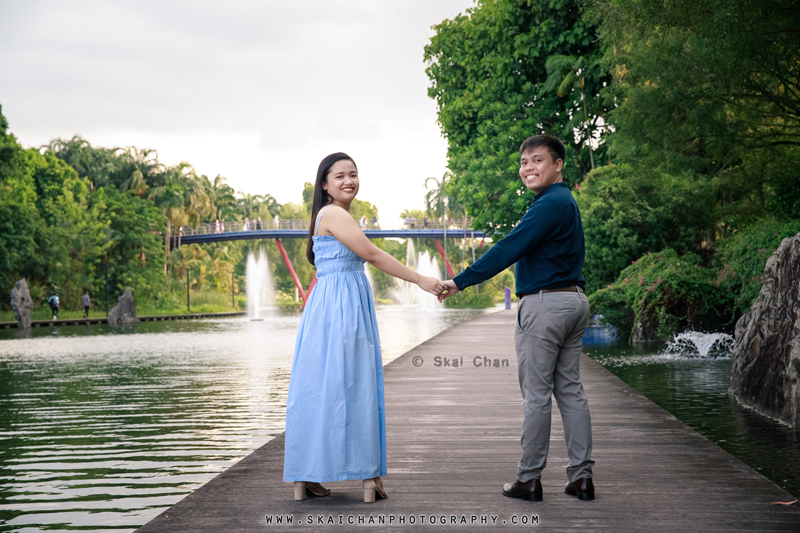 Outdoor casual couple photoshoot session with Bryan & Abby at Gardens by the Bay