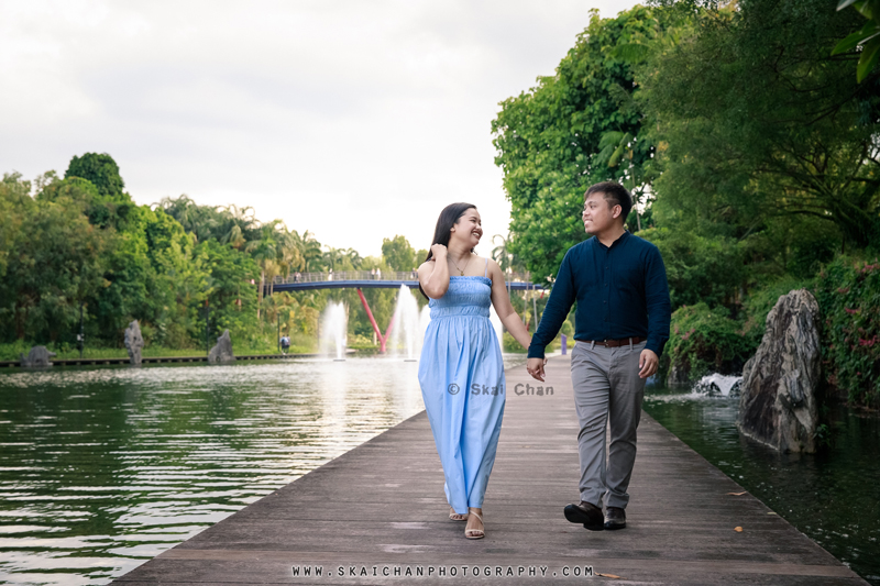 Outdoor casual couple photoshoot session with Bryan & Abby at Gardens by the Bay