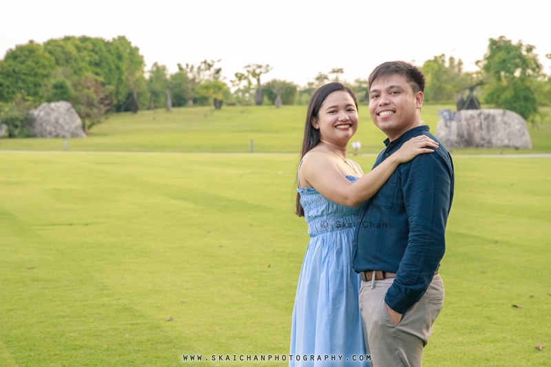 Outdoor casual couple photoshoot session with Bryan & Abby at Gardens by the Bay