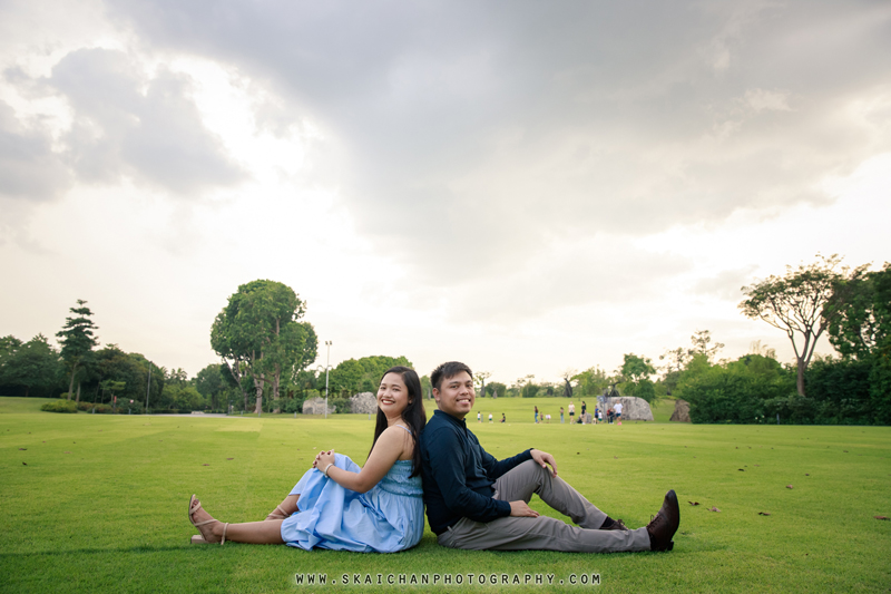 Outdoor casual couple photoshoot session with Bryan & Abby at Gardens by the Bay