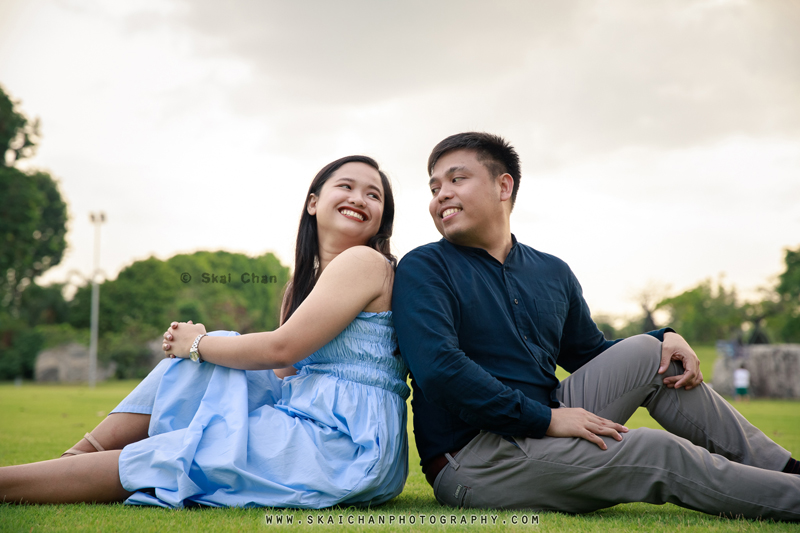 Outdoor casual couple photoshoot session with Bryan & Abby at Gardens by the Bay