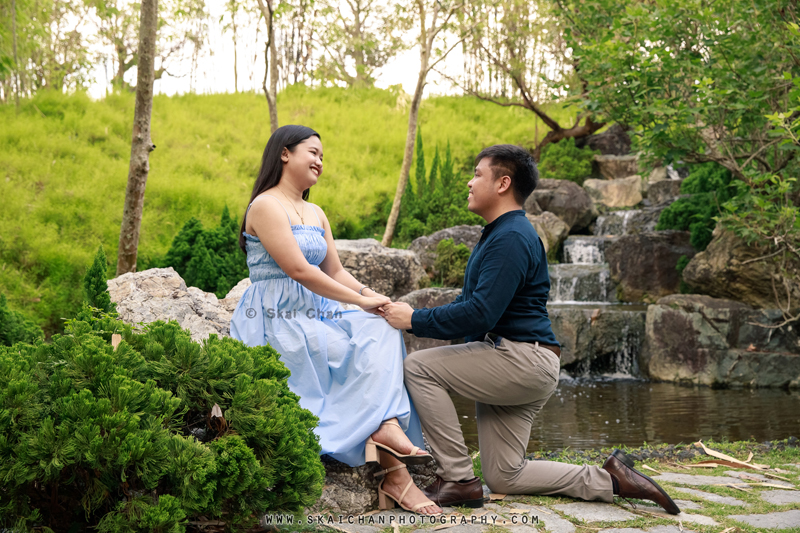 Outdoor casual couple photoshoot session with Bryan & Abby at Gardens by the Bay