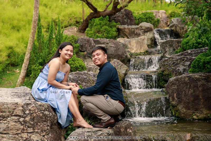 Outdoor casual couple photoshoot session with Bryan & Abby at Gardens by the Bay