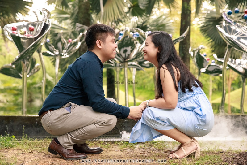 Outdoor casual couple photoshoot session with Bryan & Abby at Gardens by the Bay