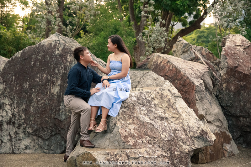 Outdoor casual couple photoshoot session with Bryan & Abby at Gardens by the Bay