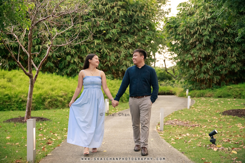 Outdoor casual couple photoshoot session with Bryan & Abby at Gardens by the Bay