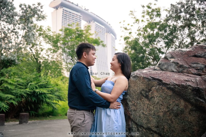 Outdoor casual couple photoshoot session with Bryan & Abby at Gardens by the Bay