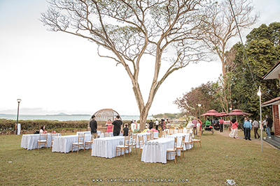 natural wedding photographer