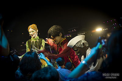 giants interacting with the audience during chingay 2014