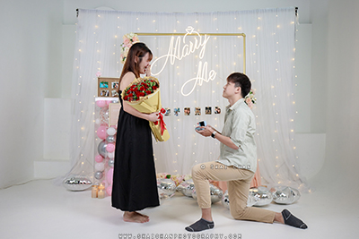 wedding proposal in photo studio